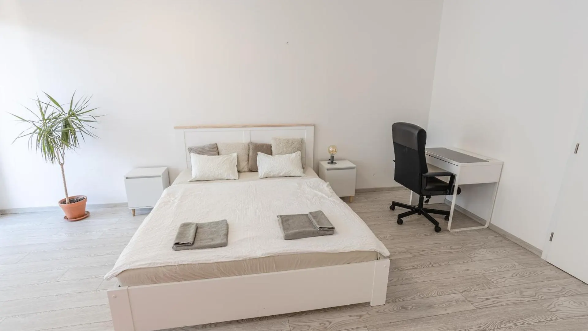 Spacious Terrace Apartment With Free Private Parking 프라하 0*,