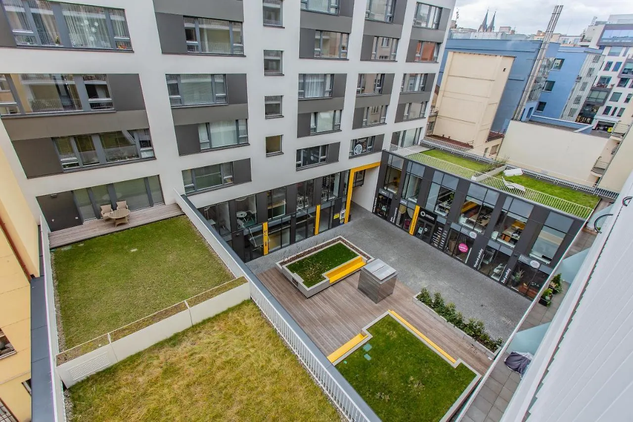 Spacious Terrace Apartment With Free Private Parking Praga