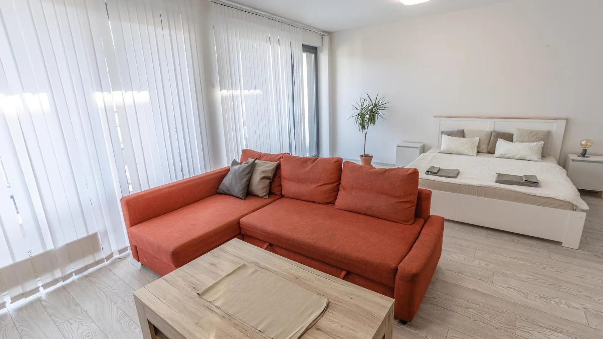 Spacious Terrace Apartment With Free Private Parking Praga