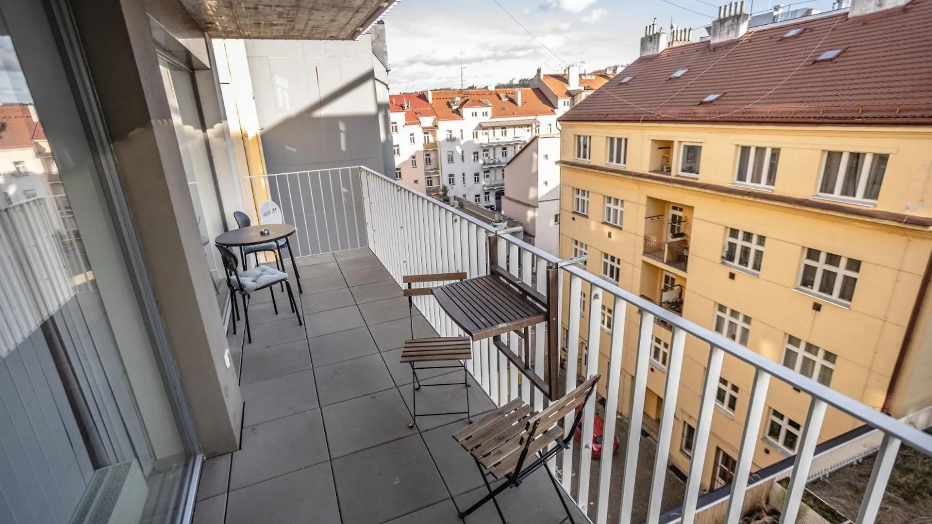 Spacious Terrace Apartment With Free Private Parking Praga